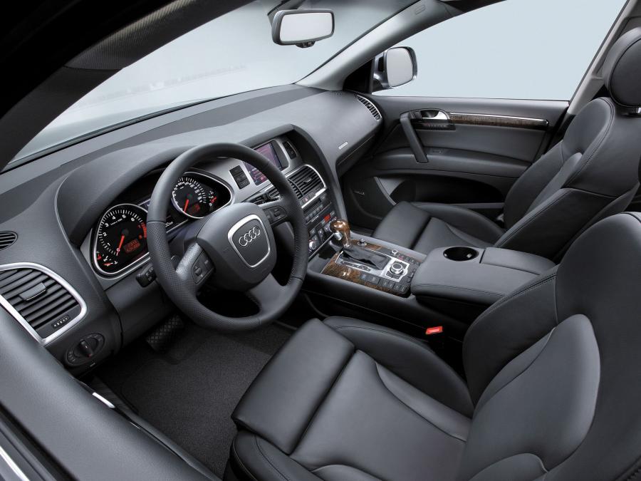Интерьер Audi Q7 4.2 Quattro (4L) 2005 года  (фото 27 из 30)